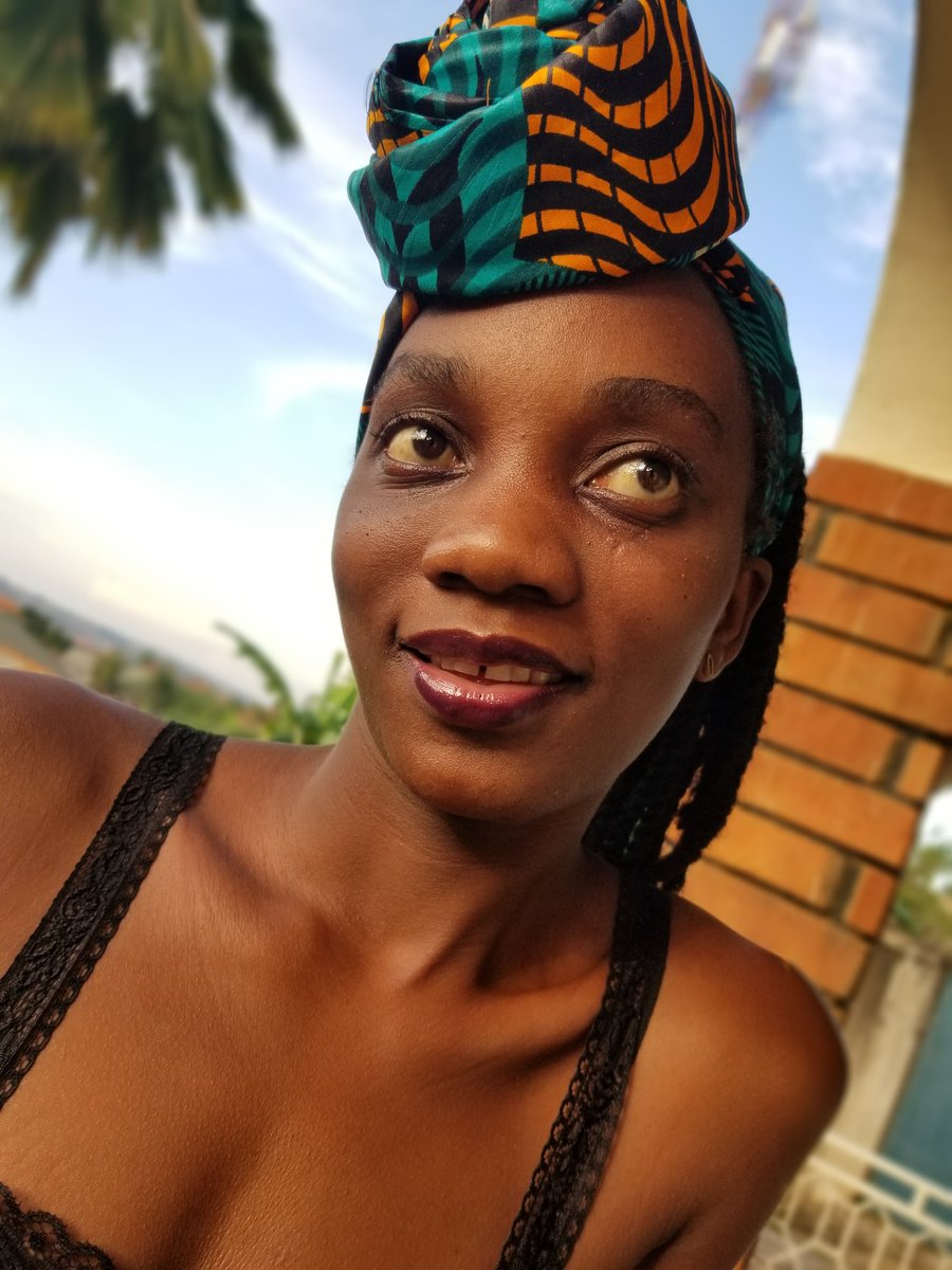 Hellilly2's tweet photo. What do you know about gals with big eyes and agap in the teeth.. https://t.co/T2dNyhqxjl