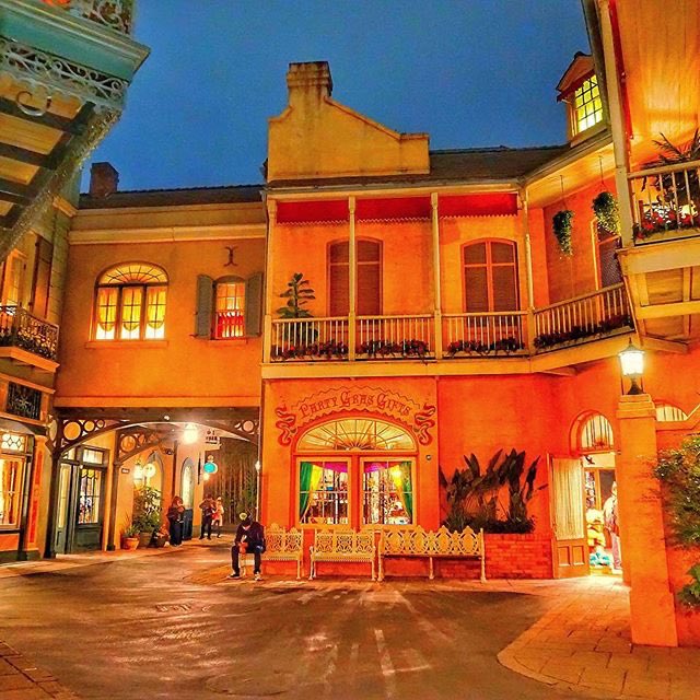 すみ よくあるシンデレラ城で告白するやつ僕的にはナシ 人たくさんいるしせっかくならロマンチックに行かなきゃ でも ディズニーで告白したい そんな方に ディズニーシーのアドベンチャーワールドのパーティグラギフト裏のベンチ 静かで凄く雰囲気