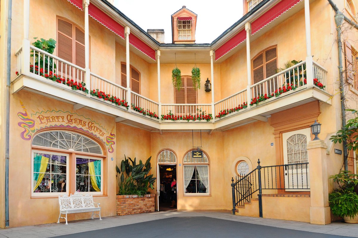 すみ よくあるシンデレラ城で告白するやつ僕的にはナシ 人たくさんいるしせっかくならロマンチックに行かなきゃ でも ディズニーで告白したい そんな方に ディズニーシーのアドベンチャーワールドのパーティグラギフト裏のベンチ 静かで凄く雰囲気