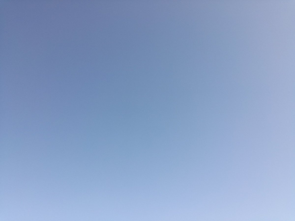 Is er iemand die kan uitrekenen hoeveel energie een zonnepaneel nu meer oplevert omdat de vliegtuigen de lucht niet vervuilen?