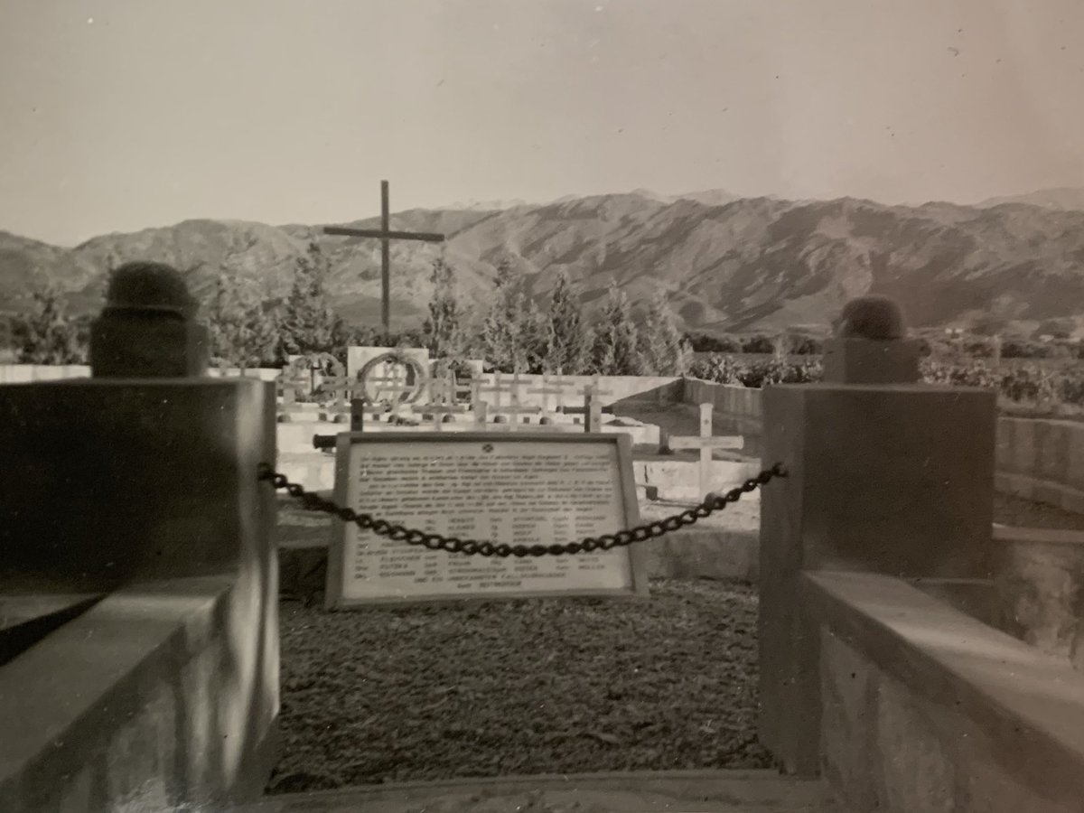 Die  #Höhe107 überblickt das Flugfeld, weshalb ihre Einnahme essenziell war. Seit nun über 24h wechselten die Besitzer regelmäßig. Heute ist hier der deu. Soldatenfriedhof. Foto von meinem Großvater aufgenommen und eines von mir, im Urlaub 2017 aufgenommen. Dazu mehr später...