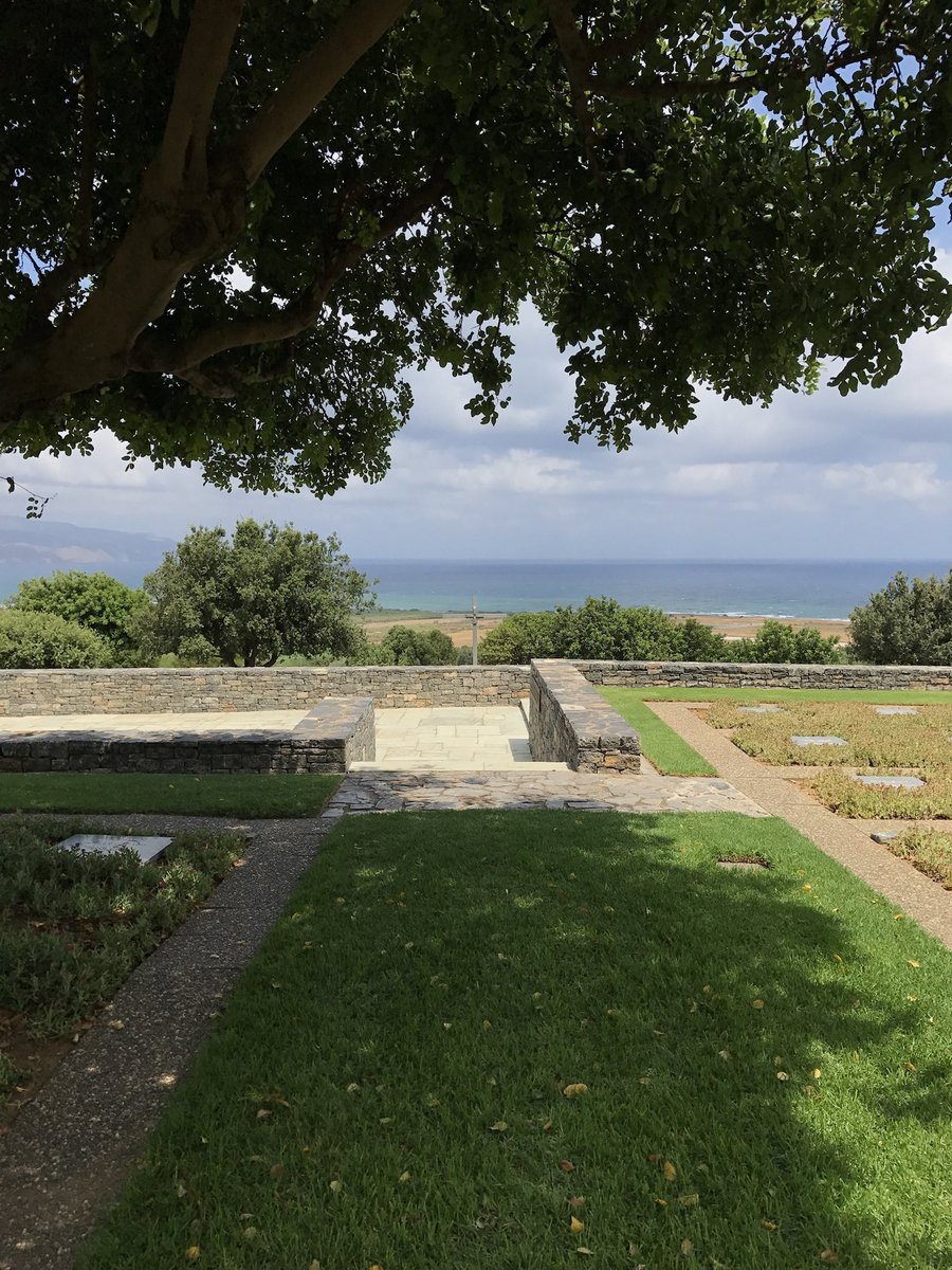 Die  #Höhe107 überblickt das Flugfeld, weshalb ihre Einnahme essenziell war. Seit nun über 24h wechselten die Besitzer regelmäßig. Heute ist hier der deu. Soldatenfriedhof. Foto von meinem Großvater aufgenommen und eines von mir, im Urlaub 2017 aufgenommen. Dazu mehr später...