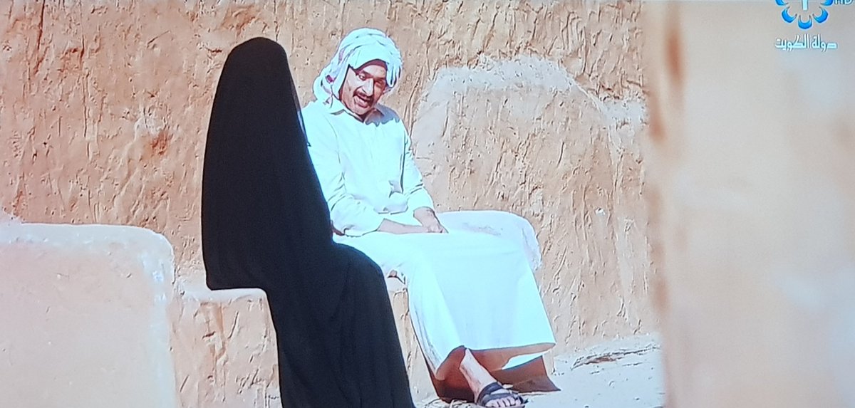 هالتمثليه عرفت منها ان الكوييتين كلهم حبيبه
يحبون بالشارع بالفرجان بالدرايش بالسفر ومحد يكلمهم ويقولهم عيب
وان الحريم يطلعون وغز بالشوارع وقعده عالبحر نهار وليل
وان مافي حكومه والكل يبوق ويطق ويهرب