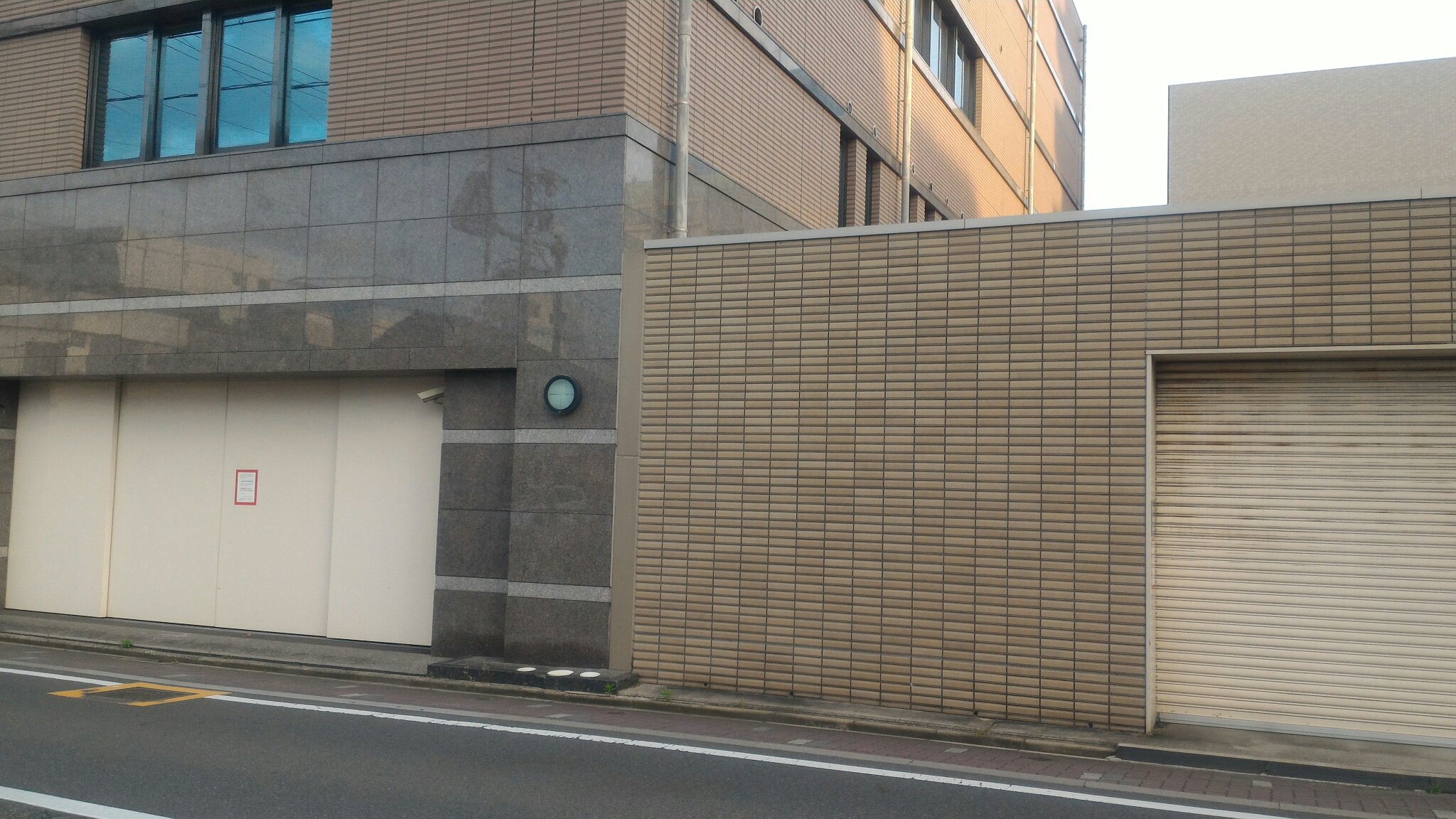 希流 遊郭跡など古い建物はよく分からなかったので稲葉地一家の事務所を見学することに こちらも立ち入り禁止処分の張り紙をされています 特定抗争指定暴力団 稲葉地一家 T Co 5mee9h6pya Twitter