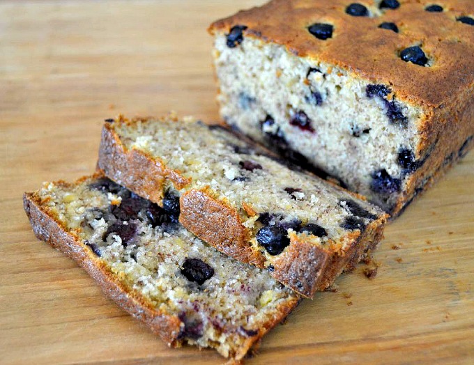 Change up your banana bread and add some delicious plump blueberries to it! Betcha can't eat just one slice! (In one sitting, that is. 😉) bit.ly/2PBH2hP #banana #blueberries #bread #thursdaymorning