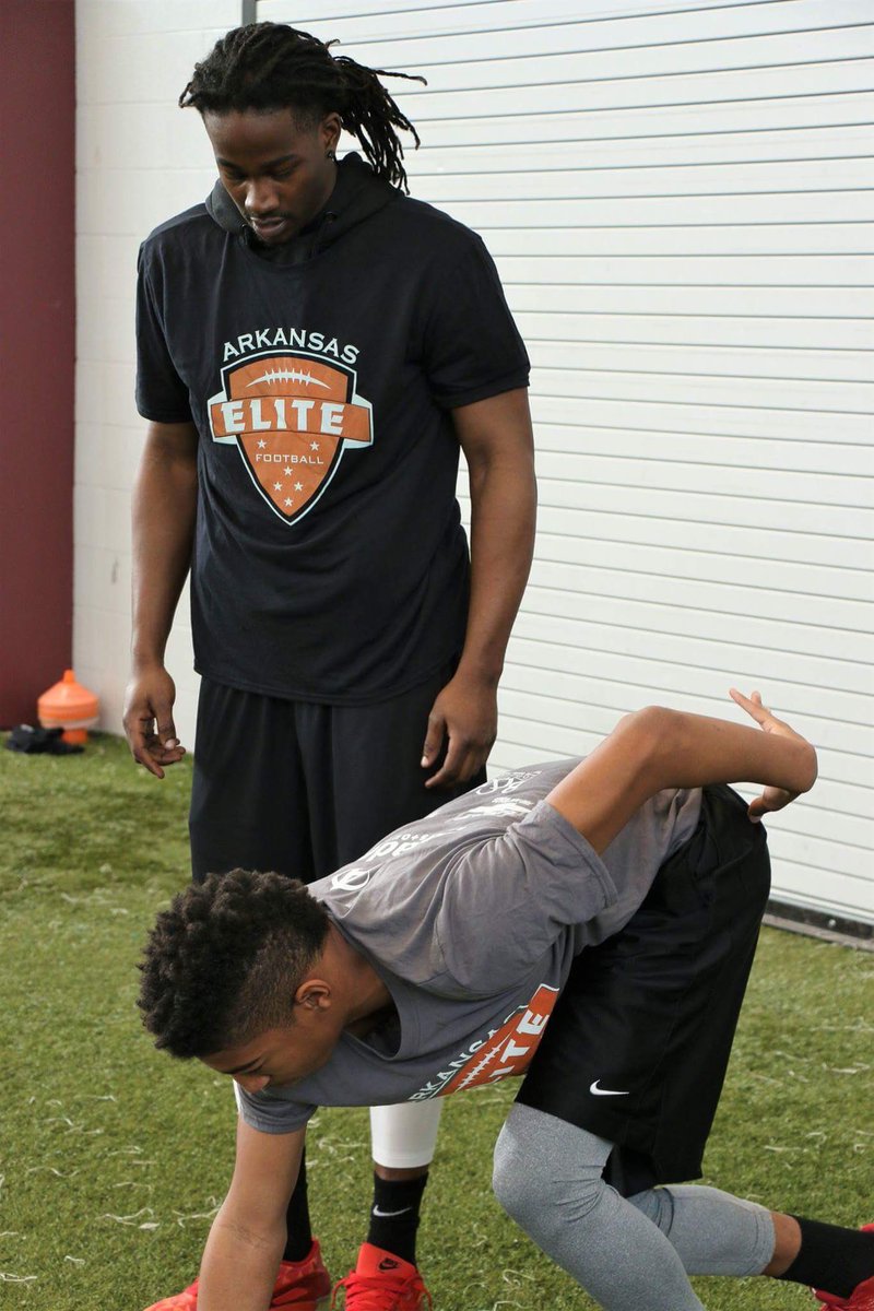 ArElite100's tweet image. TBT @ArElite100 DAWGS‼️

@Dstirg30 has been apart of our FAMILY starting DAY 1💯 From soaking up knowledge from former @RazorbackFB and NFL Baller Cobi Hamilton at 1 of our @ArElite100 Camps to signing with @MWSU_Football ‼️

#OGStatus
#WeAreElite

@JaidTaylorLive @jaredgreen57