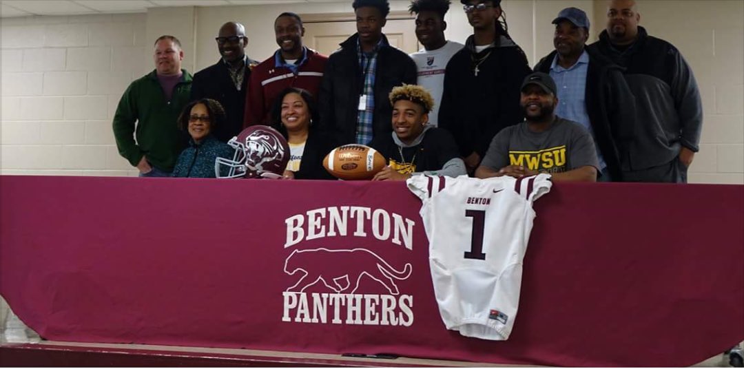 ArElite100's tweet image. TBT @ArElite100 DAWGS‼️

@Dstirg30 has been apart of our FAMILY starting DAY 1💯 From soaking up knowledge from former @RazorbackFB and NFL Baller Cobi Hamilton at 1 of our @ArElite100 Camps to signing with @MWSU_Football ‼️

#OGStatus
#WeAreElite

@JaidTaylorLive @jaredgreen57