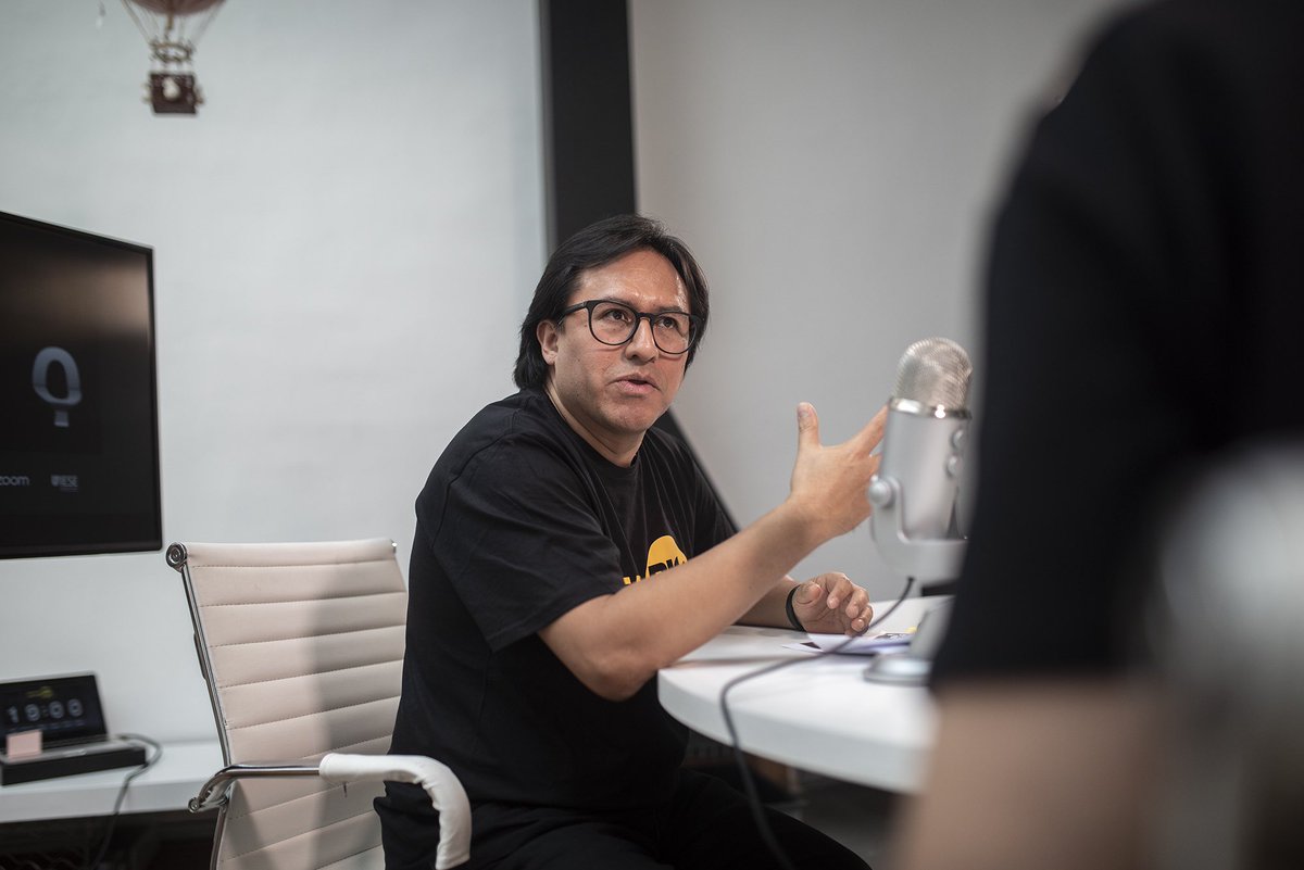 Lapsob's tweet photo. Fase 3 del método #Lombard: Prototipaje🛠 @luchodominguez explica a los equipos como hacer el CANVAS y con @xavierverdaguer argumentan la necesidad de tener un #prototipo para validar y comunicar una idea. @DreamBigXL #LombardMethod https://t.co/UbBemBs3yE