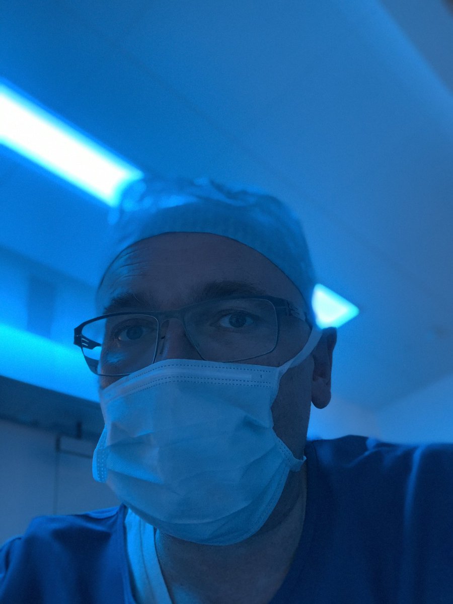 Hübscher Mann im blauen Licht, etwas schöneres gibt es nicht. #bluemangroup