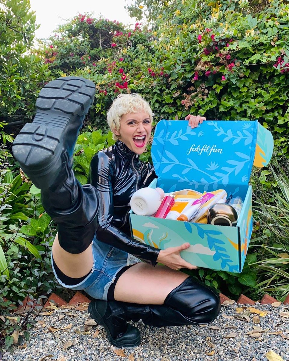 AlysonStonerRU's tweet photo. 📷 Al posted new photos via Instagram:
"This is my mission POSSIBLE “YOU-GOT-THIS” @.fabfitfun box and lemme say, it never disappoints to be a #fabfitfunpartner. 🌻
Still exploring my summer #AtHomeWithFFF box. I’ve worn my @.thegivingkeys necklace since it... https://t.co/iosnAKBDfm