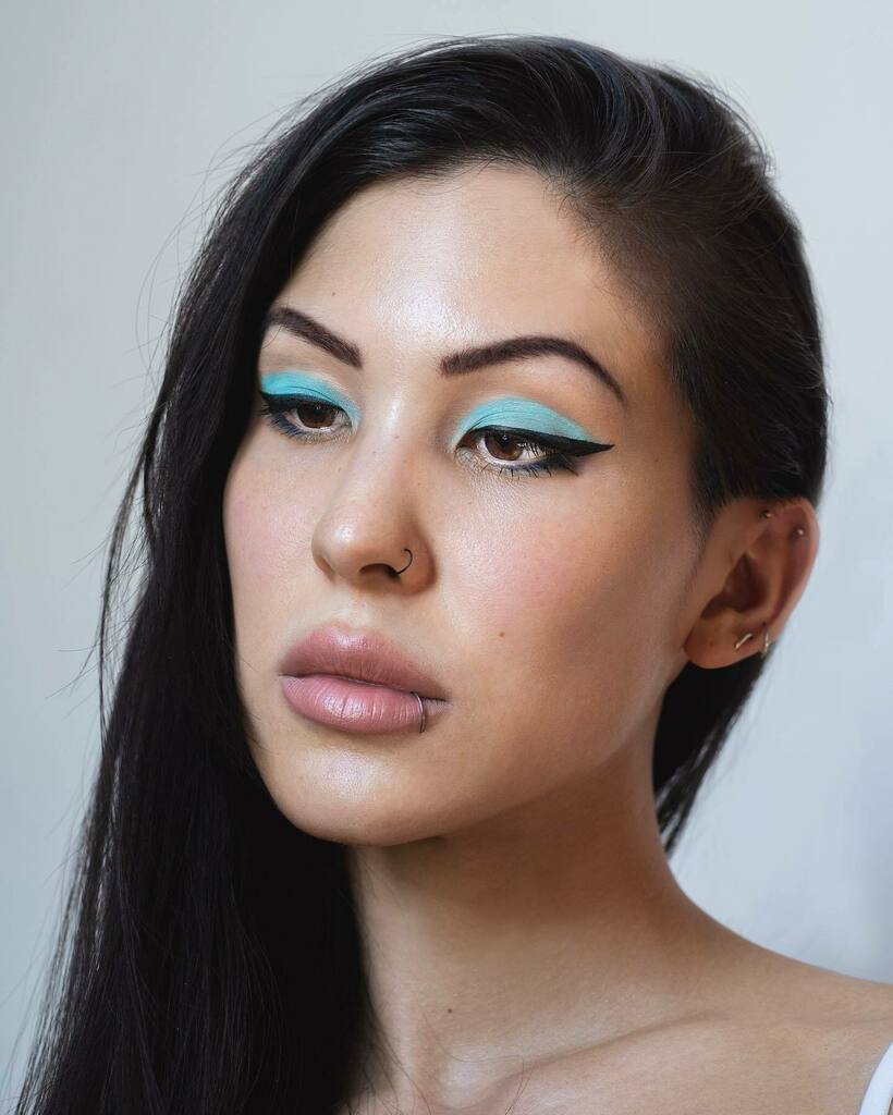 Hi, been a while. Today was the first day I put makeup on in about 3 weeks (felt like 3 months) ... it’s nice to feel attractive again 😂 I’ve been wanting to do a pale blue, vaguely 60’s inspired look for AGES so here it finally is. Why I chose the h… instagr.am/p/CAdPcmVgVUw/