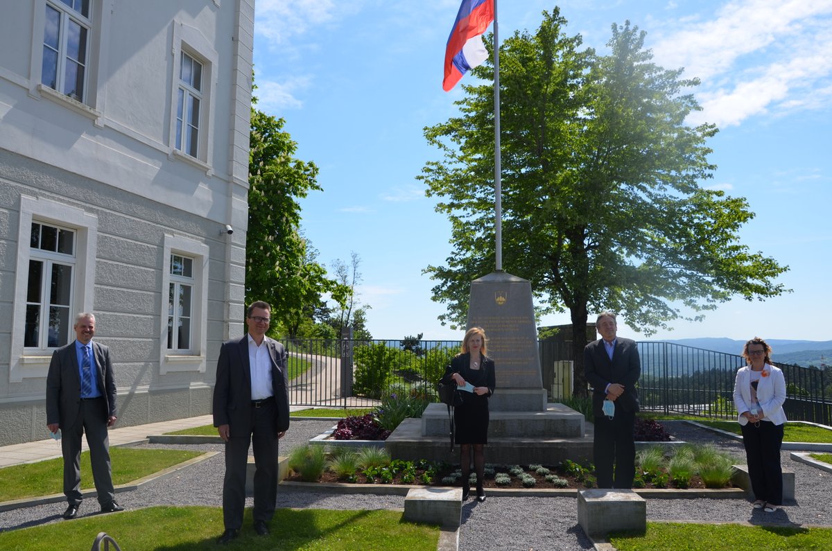 mlskrrSI's tweet photo. »Na dosedanjih delovnih obiskih smo se seznanili s številnimi dobrimi zgodbami, ki ji v Sloveniji pišemo z naslova evropske kohezijske politike,« je dejal minister @ZCernac po skoraj 15-tih letih odprtja Parka vojaške zgodovine @pvz_pivka, ki je bil urejen s pomočjo #EUsredstev. https://t.co/3HNCnSGUib