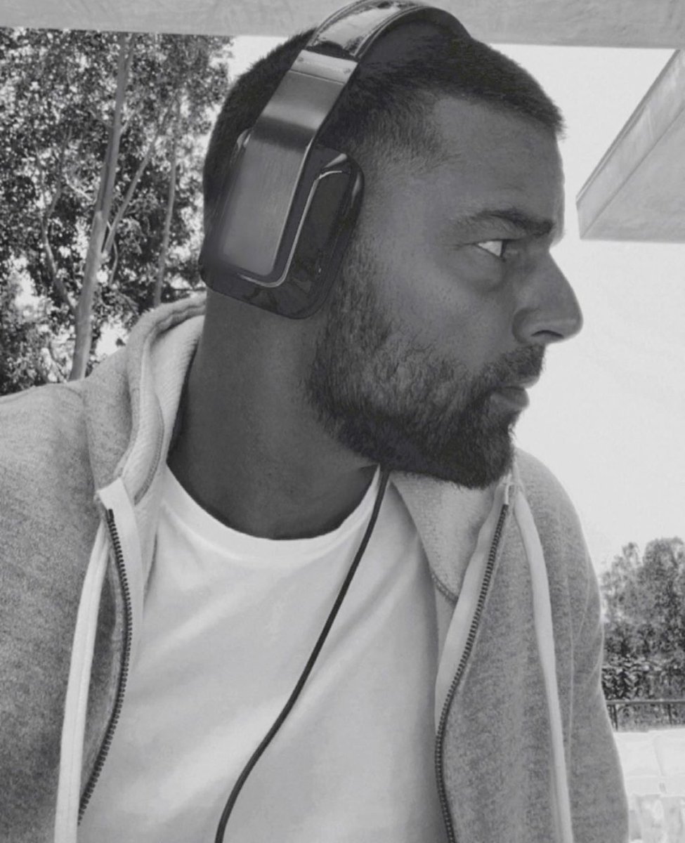 ricky_martin's tweet photo. #Mixes #PausaPlay https://t.co/EzWyrVlt5W