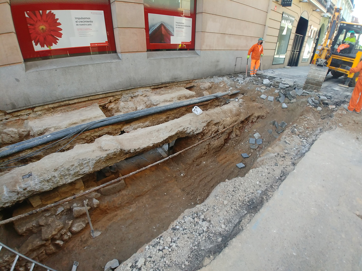 infoVLL's tweet photo. Día 4 #ExcavaciónArqueológicaVLL
Parece que vamos por buen camino. Aparece un 2º muro, más estrecho que el encontrado el tercer día. 
Pendiente de catalogar por los arqueólogos, podría ser un muro interior de la Capilla de las Maravillas
Red Hugh O'Donnell más cerca #odonnellVLL https://t.co/YUGkiRNUci