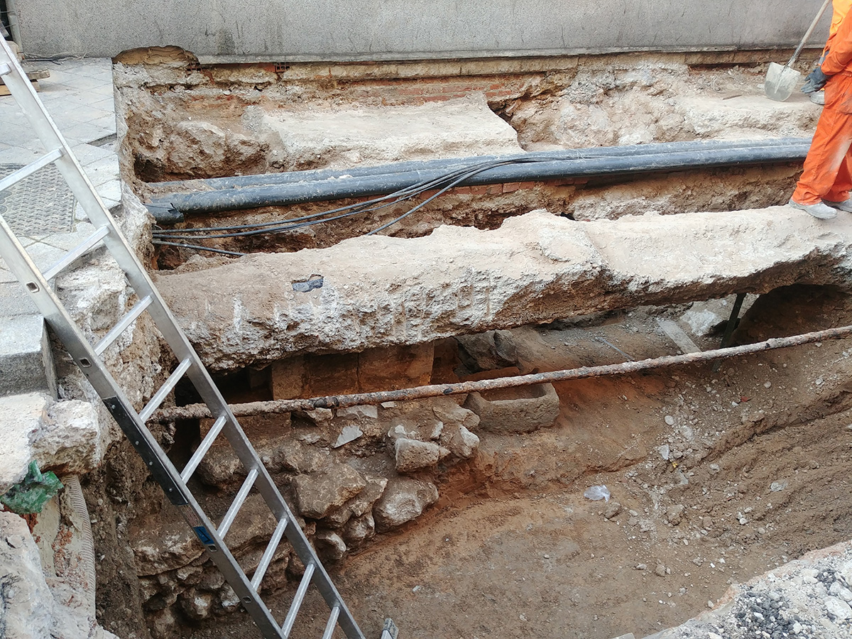 infoVLL's tweet photo. Día 4 #ExcavaciónArqueológicaVLL
Parece que vamos por buen camino. Aparece un 2º muro, más estrecho que el encontrado el tercer día. 
Pendiente de catalogar por los arqueólogos, podría ser un muro interior de la Capilla de las Maravillas
Red Hugh O'Donnell más cerca #odonnellVLL https://t.co/YUGkiRNUci