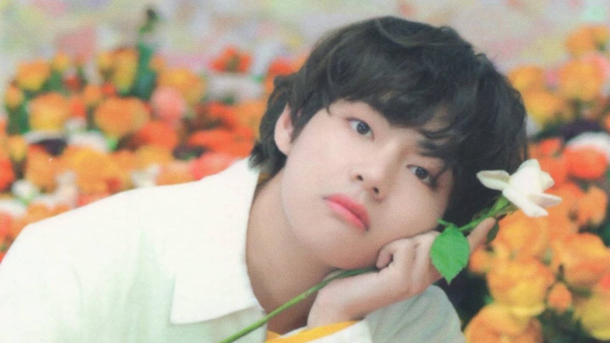 SuzyBaeTS's tweet image. can't figure out whats the real flower here 🤔😏
#Mornight #Suzy #Taehyung