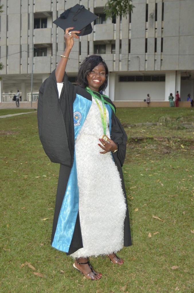 EdwardAsare's tweet photo. I’m a First Class graduate in Environmental Science from KNUST but I now move from house to house to braid hair - Deborah Laryea 

Thread

“My name is Deborah Laryea. I hold a bachelors degree in Environmental Science from KNUST. 
I graduated in 2018 with a first class. https://t.co/2r7wny5mi2