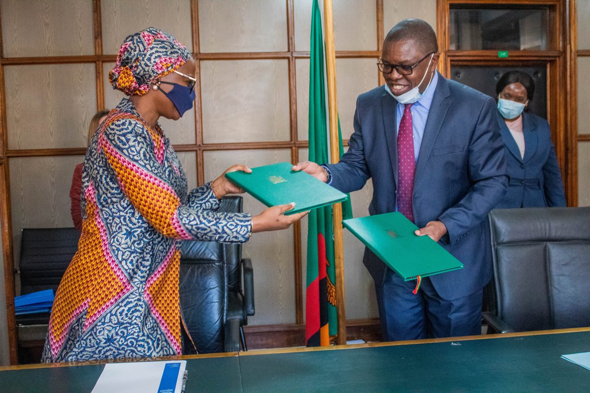 JenniferBitonde's tweet photo. Today, I signed a new standard hosting agreement with the Gov't of #Zambia, represented by Hon. Malanji, MOFA. It encompasses basic conditions under which @WFP shall assist the Gov't in carrying out its development efforts for a Zambia with #ZeroHunger @coumbagadio_ZM @WFP_Africa https://t.co/6bgTN9GY4o
