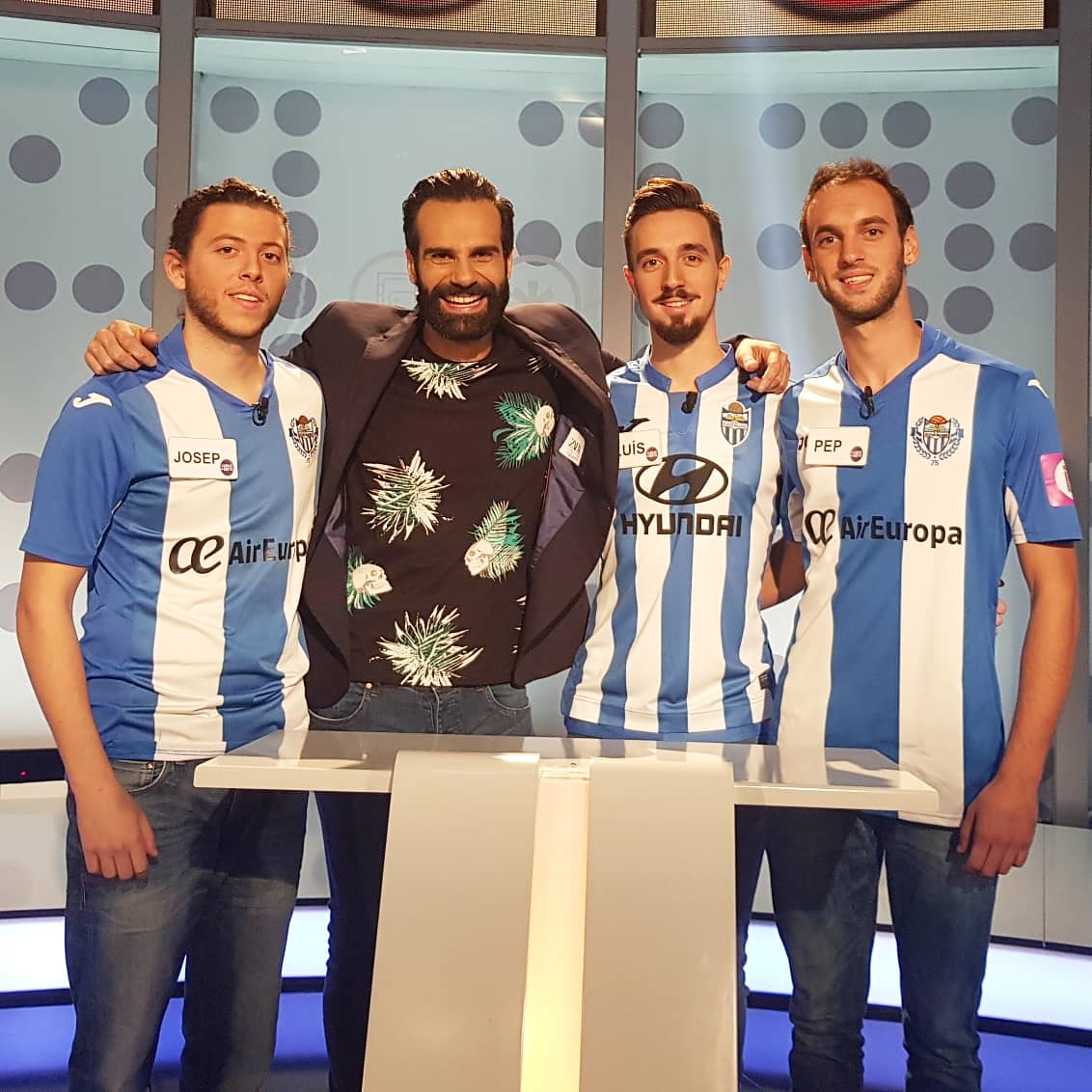 YoSeMediapro's tweet photo. Aquesta setmana al #JoEnSéMésIB3 jugam amb els #Mopis, #DadCanDance &amp; #JocFora 🔛 

Vos esperam a les 21:30h. a @IB3 📺😉 https://t.co/J7vaN7ZYfL