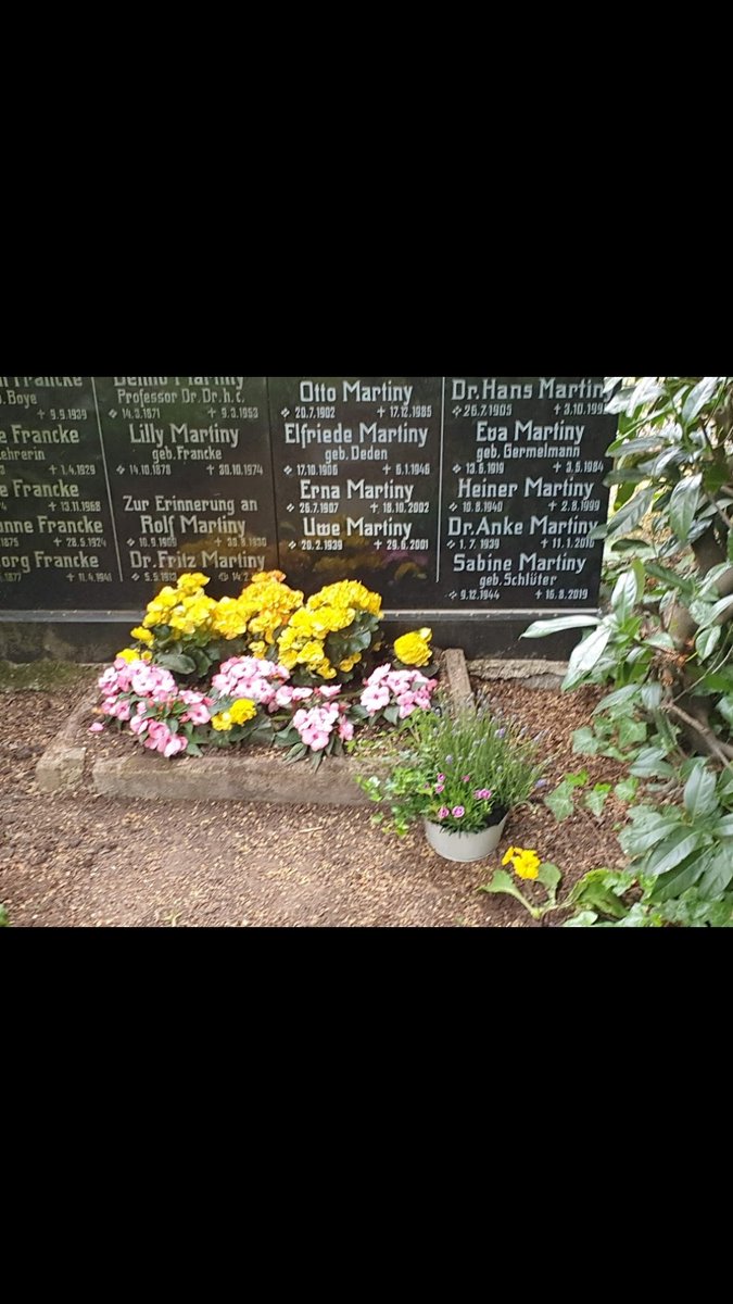 Der Vorsitzende des Linken Forums, Paul Weitkamp, und Vorstand Franz-Josef Lunatschek haben am Familiengrab unserer Familie in Einbeck im Gedenken an meine verstorbene Frau Sabine Martiny ein Blumengebinde abgelegt.
Ich bin zutiefst gerührt.
Danke!