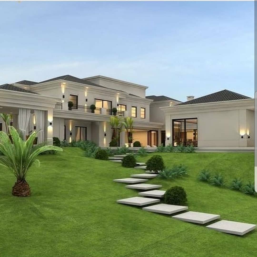 من الواضح تأثير الطبيعة الخارجية على تصميم الواجهة بحيث جاء معظمها منفتحة على الخارج ومع ذلك فقد تحدى المصمم الطبيعة باستمال الخطوط المستقيمة المستمرة العرضية في معظم أرجاء البناء .

#فنون_ديكوريه