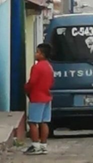 El_TipoG's tweet photo. Esta es nuestra triste realidad miren muchá, el patojito hijueputa sin mascarilla en la calle y abajo de su casa sacando un cadáver con #COVID19gt 👏👏👏 bravo mi gente sigamos echándole la culpa al gobierno. 👏👏👏👏 https://t.co/EvVuRH1hbt