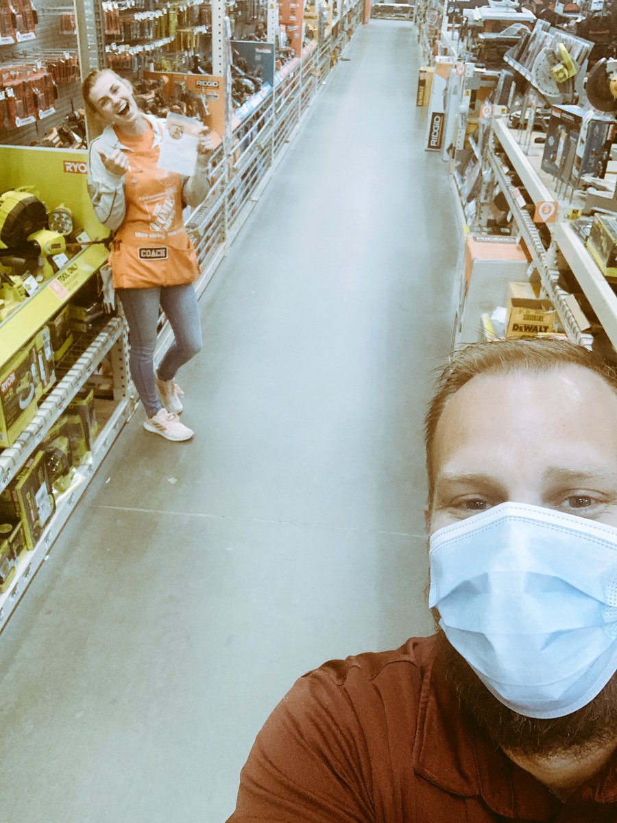 Brandon_AK_1775's tweet photo. Recognized 1302 Associate Adriana for her awesome contribution to driving safety bravos in the store.  Thank you for the fantastic peer recognition! #AlaskanAPPride https://t.co/IDoUafXoAk