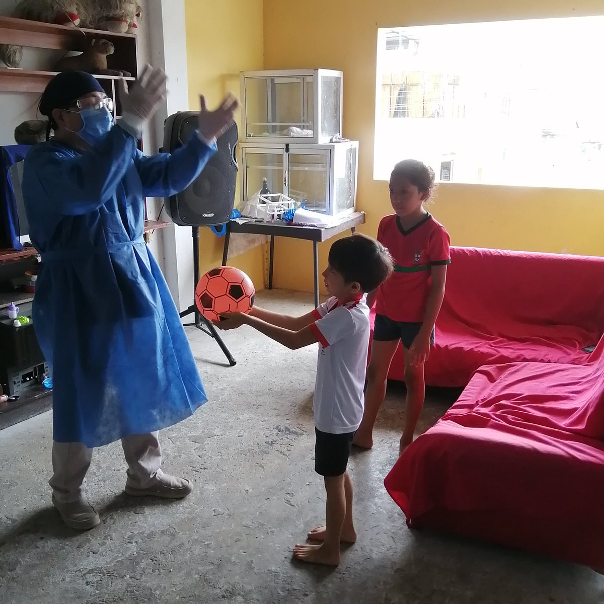 CinthiaCrdova2's tweet photo. Jared, de 5 años, producto de una caída tuvo que someterse a una cirugía, necesitando rehabilitación para recuperar la movilidad de su brazo, como no puede llegar al Centro de Salud Bucay, el equipo de esta Unidad le visitó para que realice terapia física en casa.
#IESSPorTi https://t.co/feqW0N9vb8
