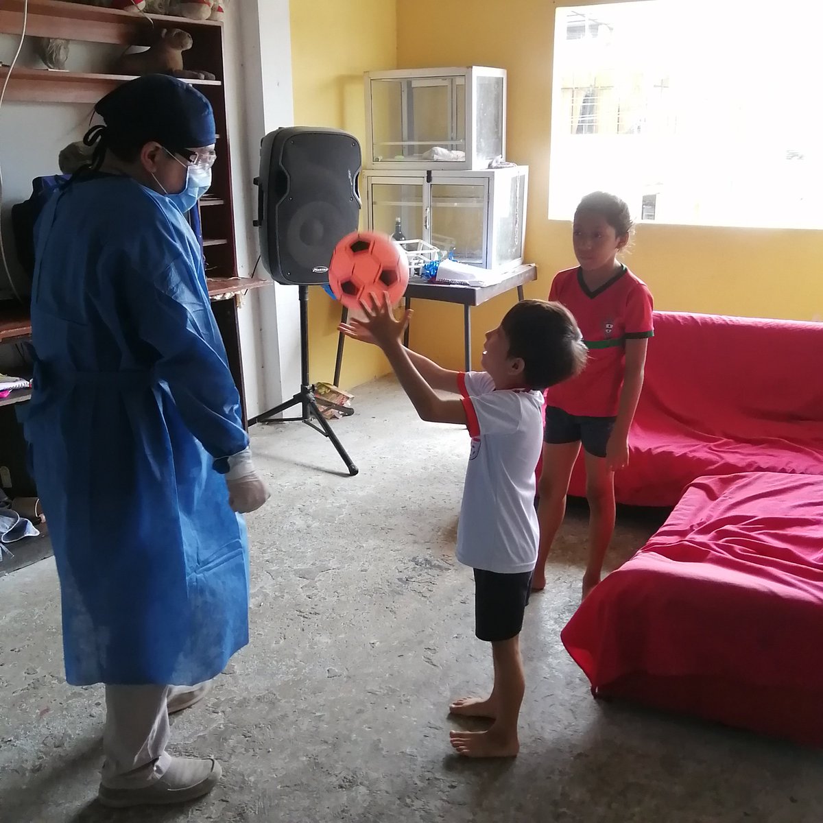 CinthiaCrdova2's tweet photo. Jared, de 5 años, producto de una caída tuvo que someterse a una cirugía, necesitando rehabilitación para recuperar la movilidad de su brazo, como no puede llegar al Centro de Salud Bucay, el equipo de esta Unidad le visitó para que realice terapia física en casa.
#IESSPorTi https://t.co/feqW0N9vb8