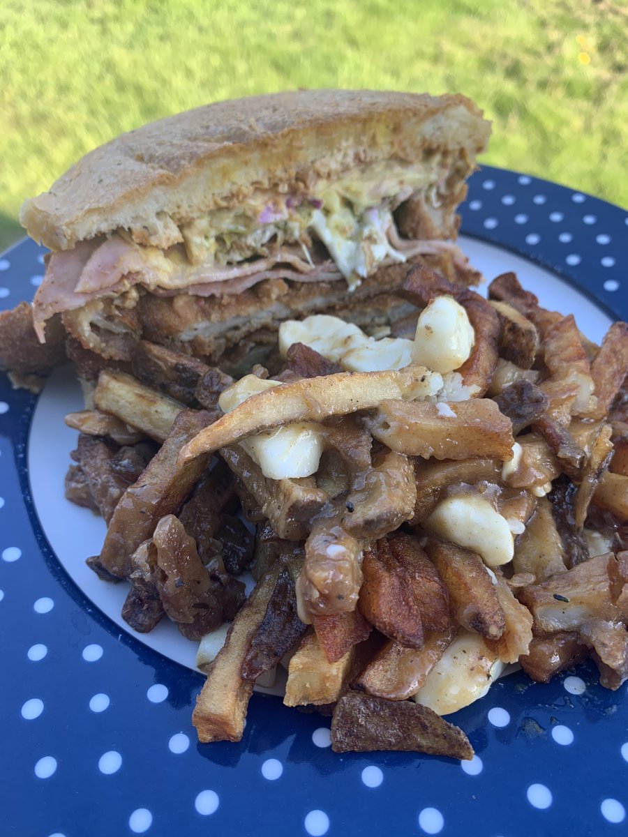 Update update, Cuban Torta from <a href="/Nenosft/">Neno’s</a> with poutine from duh <a href="/lepetitpoutine/">nico bouetto</a> 😬😬