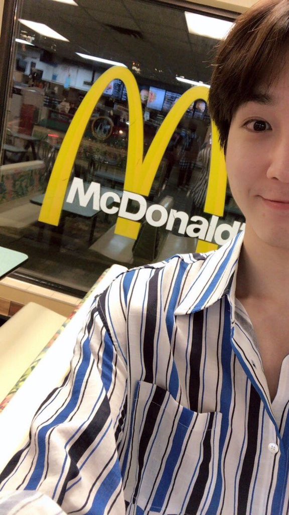 sunshinwonie's tweet photo. Shinwon &amp; Mcdonalds ; a thread to bless your TL 

#펜타곤 #PENTAGON @CUBE_PTG #SHINWON https://t.co/SShAkCAG2a