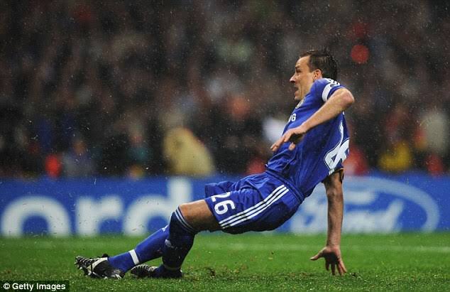 One slip too costly! It was going to be decisive, but the ground had other plans. When the General slips, other soldiers fear for the worst. That night was a theatre of nightmares for Terry, the perfect dream for Manchester United.