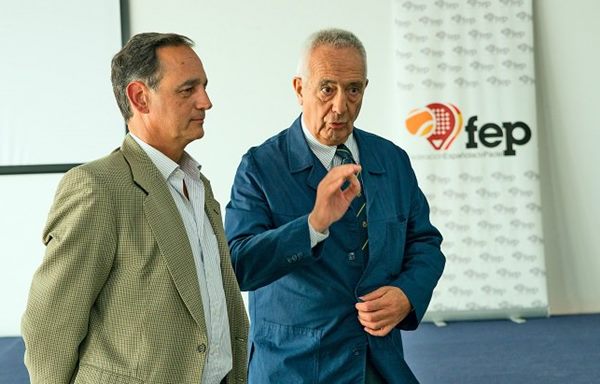 partidazocope's tweet image. 🎾 Alfredo Garbisu, presidente de @padelfederacion, en @partidazocope

🙆🏽‍♂️ "No entiendo cómo en una cafetería en 100 m² hay 10 personas y en una pista de pádel no pueden estar dos"

🔝 "5 millones de españoles practican pádel, es el 2º deporte más practicado"

📻 #PartidazoCOPE