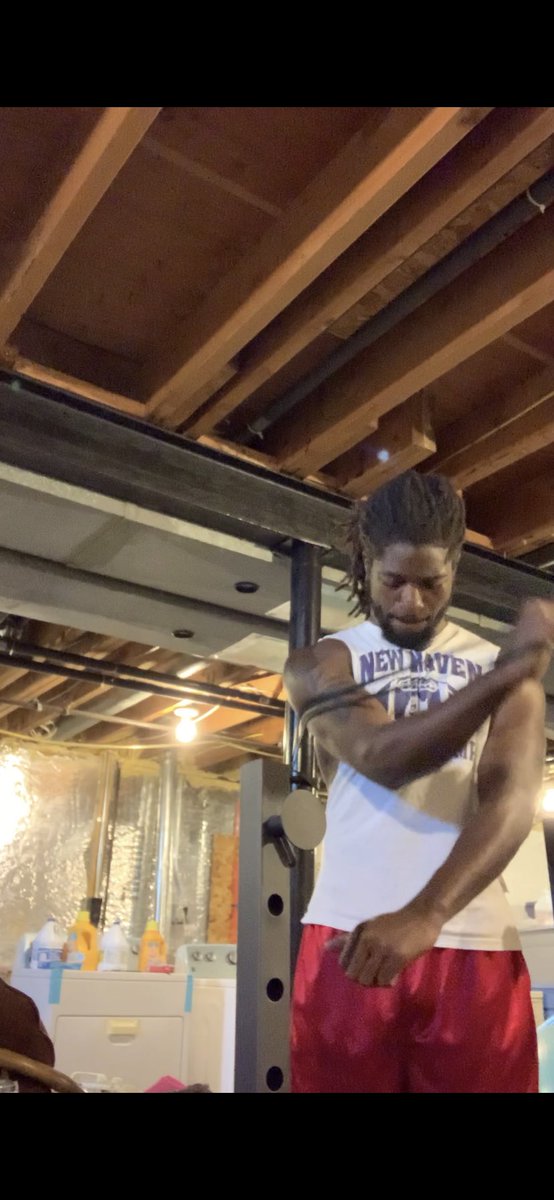 DarronMoore_II's tweet photo. I've been getting creative with these workouts 😂😂 https://t.co/cN4QD42ojT