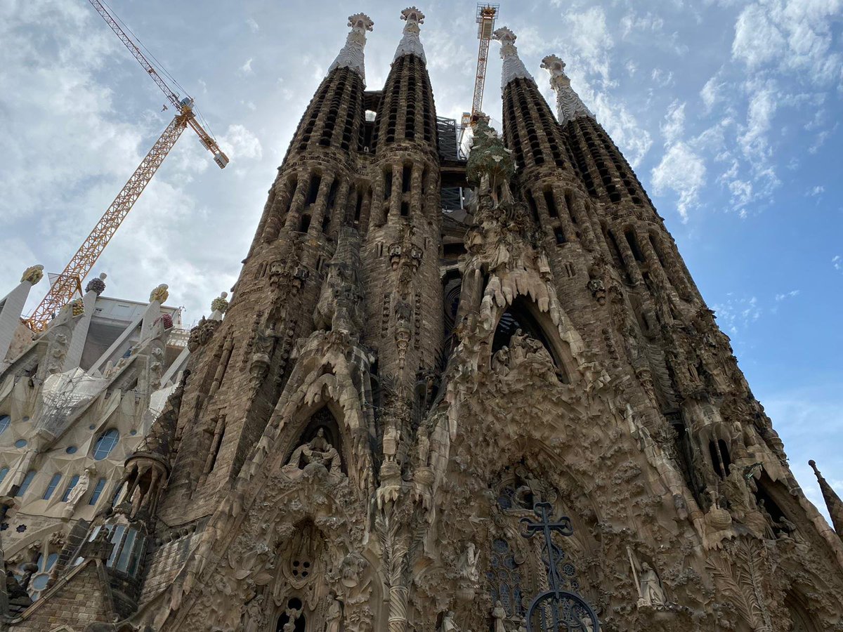📍Basílica de la Sagrada Familia, Barcelona
Started by #Gaudí in 1883, la #SagradaFamilia is still under construction and is expected to be completed by 2026 which will make it the highest cathedral in the world 😱
It is the most visited sight in #Barcelona. Don’t miss out! 👍🏼