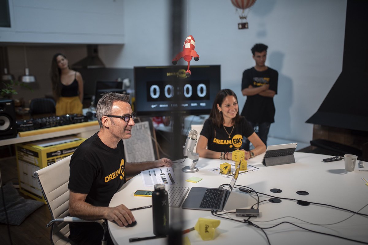 Lapsob's tweet photo. Fase 4 del #LombardMethod: los equipos aprenden sobre como preparar su pitch a nivel de contenido y forma. Tienen hasta las 23.59 para enviar su pitch ee un minuto! Estamos en ls recta final de este @DreamBigXL online! #dreambigchallenge by @paugasol https://t.co/53GdHYx9IH