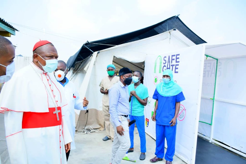 InitiativesRDC's tweet photo. Présent lors de la réception du don à l’hôpital St Joseph, Son Éminence, le cardinal Fridolin Ambongo a pu tester notre portique « made in Congo » et nous a exprimé sa fierté quant à cette innovation ! #INITIATIVES #RDC https://t.co/URdClsQLvc