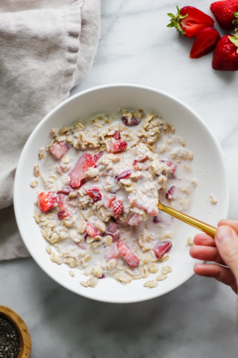Craving a childhood favorite? Try out these Strawberries and Cream Overnight Oats! ourbalancedbowl.com/strawberries-a… #breakfastfood #easyrecipes