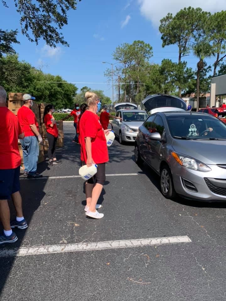 We were able to serve about 600 families this morning in the #Central #Florida area thanks to so many donations that came in from the <a href="/USDA/">Dept. of Agriculture</a> #food box program and our dedicated #farmers #FarmersToFamiliesFoodBox #EndHunger #thursdayvibes #makeadifference #zerowaste