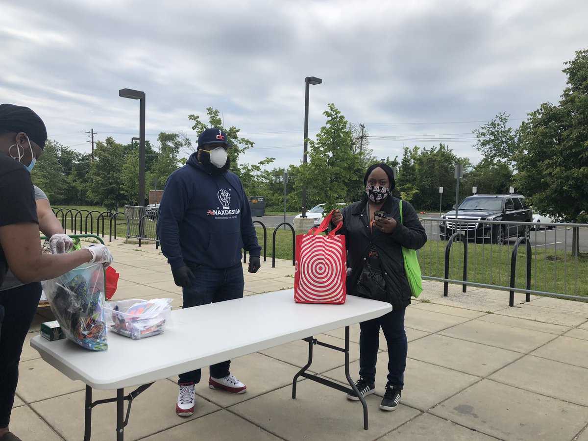 AnacostiaPTSO's tweet photo. Throw back Thursday!
Last week, we provided groceries to parents who raised their hand for support. We also provided locally made masks. Thanks @willhaith for stopping by!
Some of your support is being used for basic needs during social distancing.Thank you. #EngagedAnaParents https://t.co/AiWml7jHTX