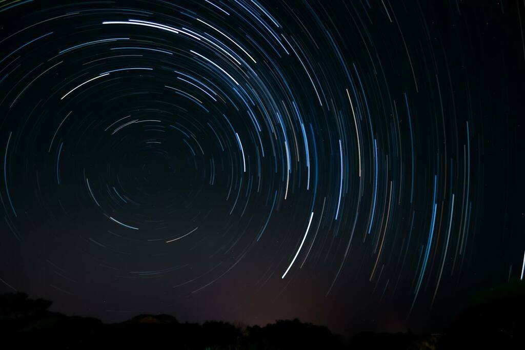 stephencphotog's tweet photo. while we slept the earth moved. Noordhoek night sky last night. 200 hundred or so images at exposure of 30 sec with shutter triggering at 35sec intervals. #timelapse #miopstrigger #stars #startrails #starstax @miopstrigger #onlinephototraining #photocoach https://t.co/WwsMLDhQV3 https://t.co/RcajjKKIck