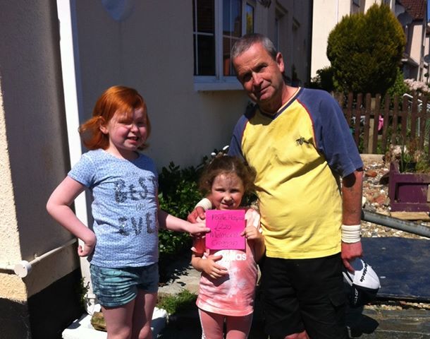 FoyleHospice's tweet photo. Thank you kindly to Seamus Breslin and the residents of Melmore Gardens who raised £220 cash on a social distance music night 👏

#thankyouthursday #kindness #hospice #donations #community #withus #getactivewithus #thanks #fundraising https://t.co/SSaLzAdgmU