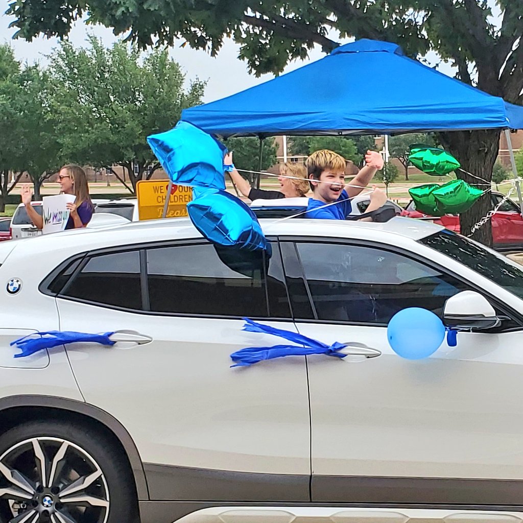 KellerISD's tweet photo. .@ParkwoodHill students were excited to show their House color pride and love for their teachers at today's Summer Send-off Parade! #CelebrateKISD https://t.co/xmNDRIaPNh