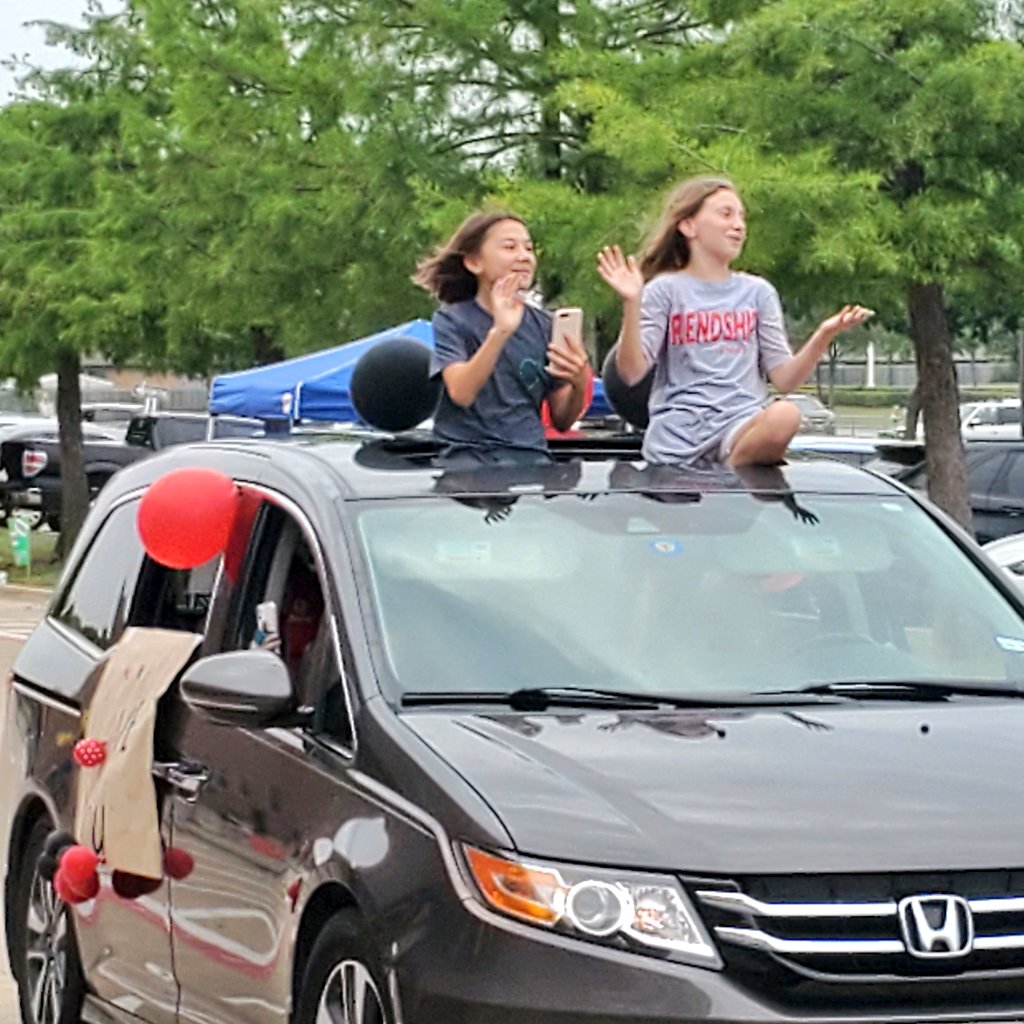 KellerISD's tweet photo. .@ParkwoodHill students were excited to show their House color pride and love for their teachers at today's Summer Send-off Parade! #CelebrateKISD https://t.co/xmNDRIaPNh