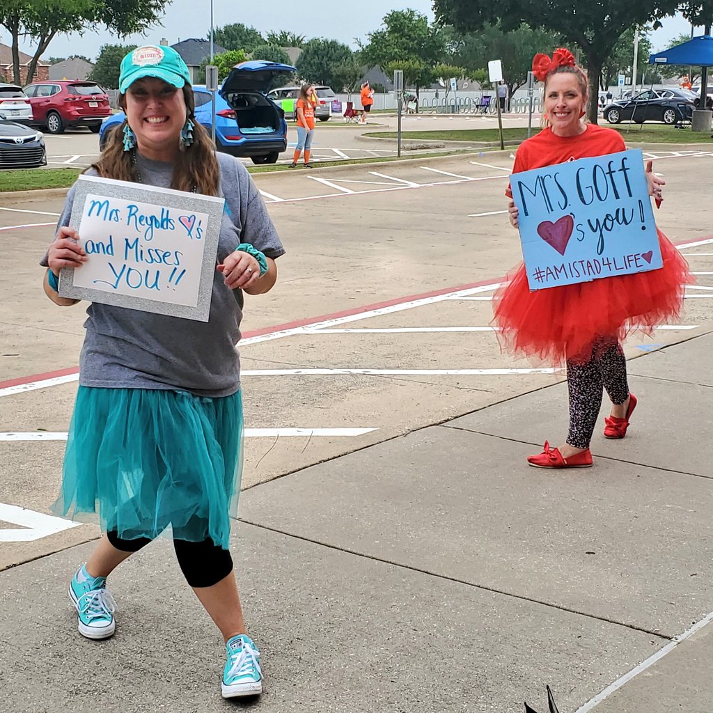 KellerISD's tweet photo. .@ParkwoodHill students were excited to show their House color pride and love for their teachers at today's Summer Send-off Parade! #CelebrateKISD https://t.co/xmNDRIaPNh