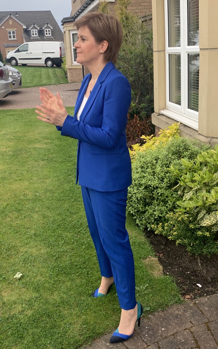 NicolaSturgeon's tweet photo. Another heartfelt thank you to all those working to keep us safe 👏
#ClapfortheNHS #clapforcarers #clapforkeyworkers https://t.co/KNkNzEF6wU