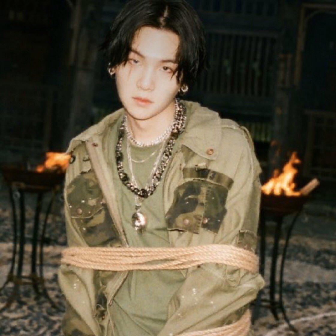 outroshooky's tweet photo. AGUST D2????? AND WITH BLACK HAIR??? MY WEAKNESS!!! ALL MEN DO IS LIE 😔 https://t.co/RfE9Of1Htu
