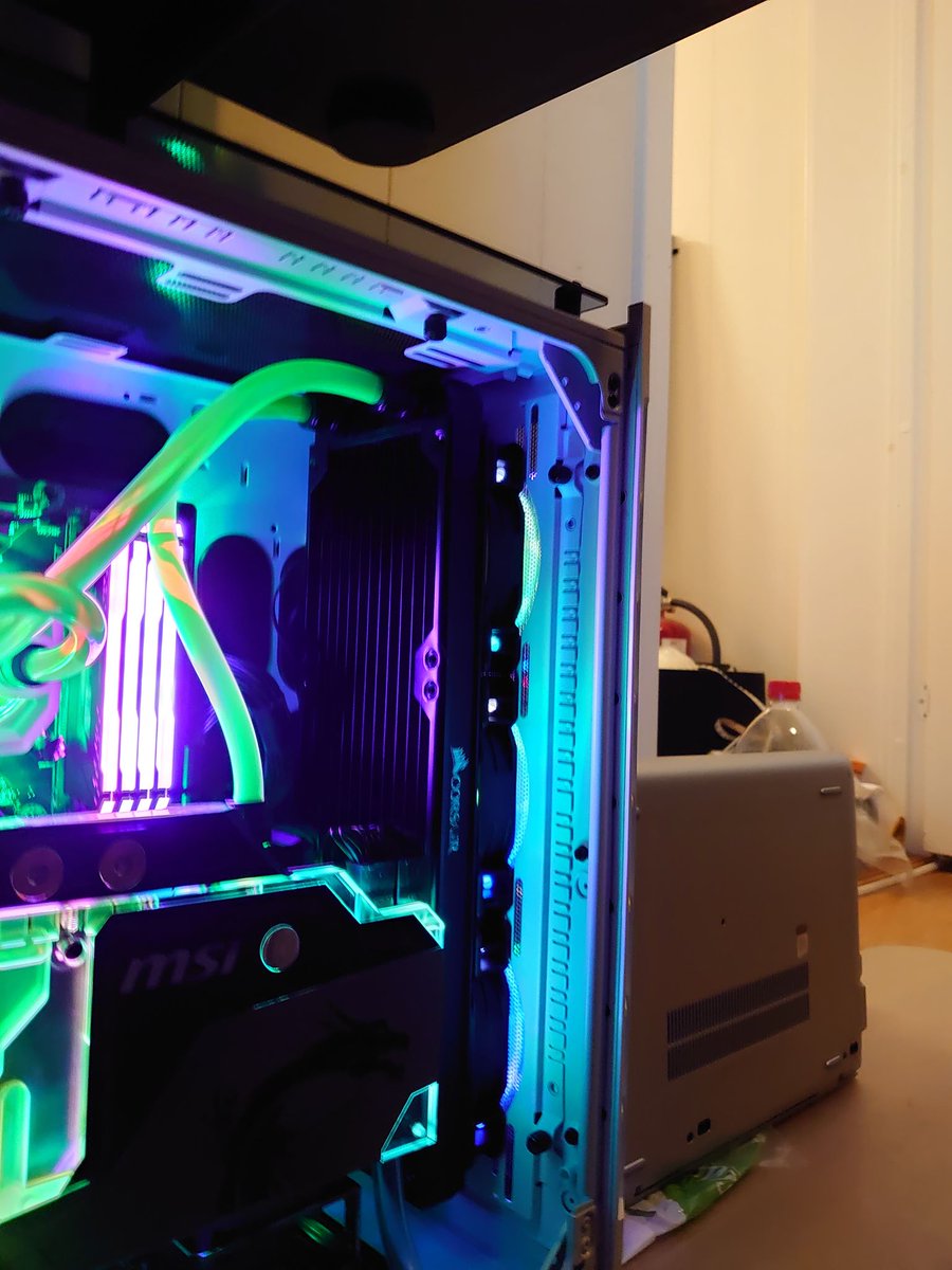 NnineHigh's tweet photo. @bitwitkyle MOBO: MSI Z370 Tomahawk
CPU: I7-8700K
RAM: VENGEANCE 3200MHz 16GB
GPU: MSI RTX 2080 Super Sea Hawk EK X
PCU: Corsair RM850
Cooling: Coraids XD5 RGB Pump, Corshairs X Rad XR5 360mm, Hyrdo X XC7 CPU
Case: Corsair Crystal 680X RGB https://t.co/UlUUOmLeju