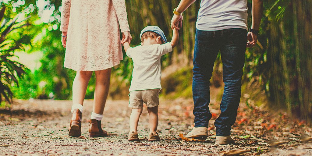2BloorEast's tweet photo. Warmer weather is on its way! Round up your roommates or immediate family and spend an afternoon outdoors  - and remember to keep 6 ft from those outside your household! 🌳

#HBCentre_TO #HBCJustBreathe #picnicdate #picnicinthepark #picnicday #withfamily #gettingsomefreshair https://t.co/iOo8RsesKt