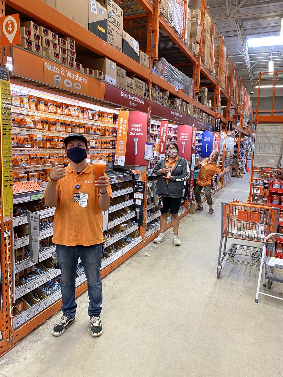 MET6609's tweet photo. Short handed on a busy Thursday, Dutch Brothers to keep them going :) #Oneteam #WeGotThis #Team6609 @THE_JON_LOHMANN @MikeReyesHD https://t.co/DKeJgrTrmw